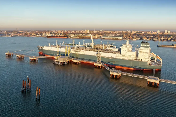 Od 2015 roku pływający terminal LNG działa w litewskim porcie Kłajpeda. To specjalny statek z instalacjami do magazynowania, przeładunku i regazyfikacji gazu skroplonego.