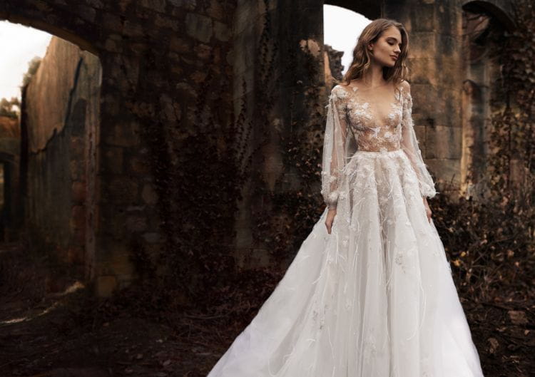 Tzw. nagie sukienki, zdaniem stylistów, mają szansę na stałe wejść do kanonu mody ślubnej. Suknia projektu Paolo Sebastian.