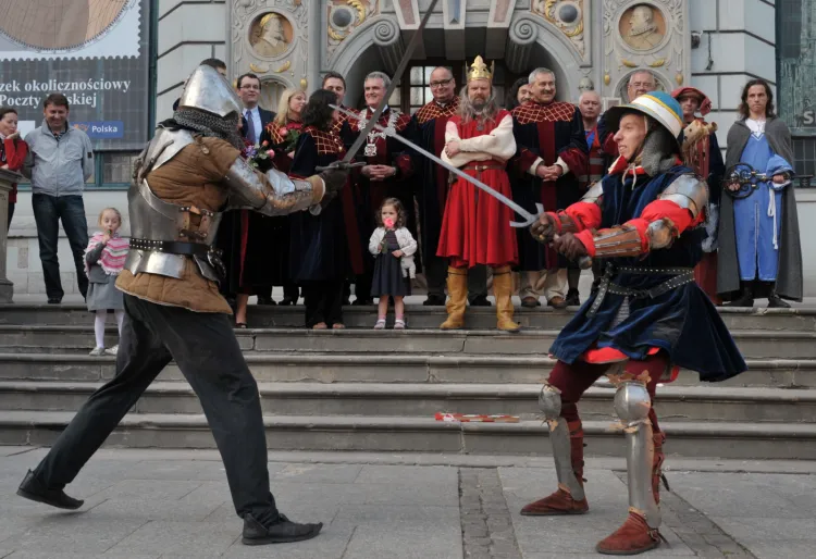 Minuta walki na miecze - taki właśnie sposób na honorowe rozwiązanie sporu gdański rekonstruktor walk rycerskich proponuje Pawłowi Kukizowi.
