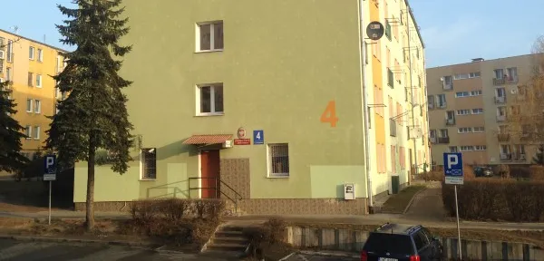 Jeden z wielu bloków na Witominie? Nie, tu w kilku zaadaptowanych mieszkaniach od lat mieści się komisariat policji.