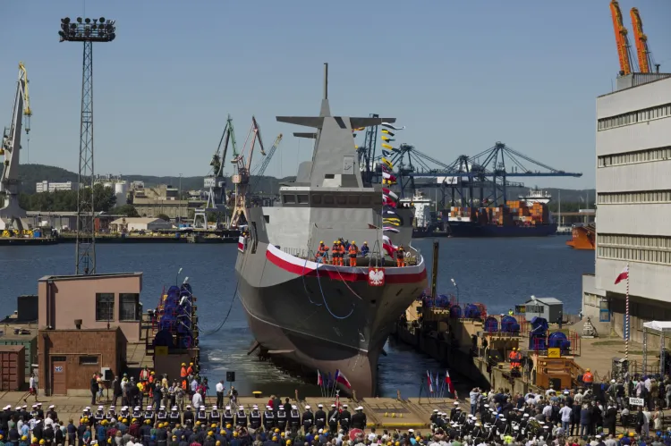 W kwietniu 2011 roku Sąd Gospodarczy w Gdańsku ogłosił upadłość likwidacyjną Stoczni Marynarki Wojennej w Gdyni. Od tego czasu zakład nie jest w stanie wyjść z niekorzystniej sytuacji. Na zdjęciu wodowanie i chrzest okrętu patrolowego ORP Ślązak. 