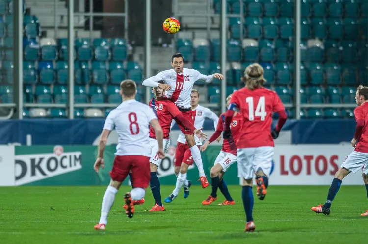 W listopadzie ubiegłego roku Polska wygrała w Gdyni z Norwegią 1:0. W wyskoku środkowy obrońca Jarosław Jach (nr 17). 
