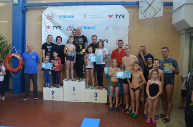 Najlepsze rodziny w pływackich zawodach w Sopocie. 