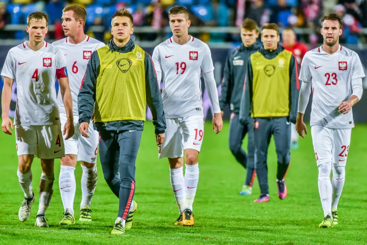 Michał Marcjanik (nr 19) i młodzieżowa reprezentacja Polski po rozgromieniu w Gdyni Czarnogóry 6:0. Seniorzy nie wzięli z niej przykładu, ale wymęczyli wygraną nad Armenią. 