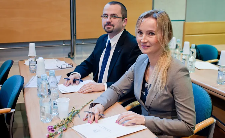Hanna Mazur i Marcin Horała (obecnie poseł) podczas inauguracyjnej sesji Rady Miasta w 2014 roku.
