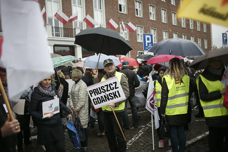  Pikieta nauczycieli przeciwko reformie edukacji przed Pomorskim Urzędem Wojewódzkim