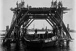 Początki przemysłu stoczniowego w Gdyni to lata 20 XX wieku. Wtedy  to w rejonie ulicy Waszyngtona Franciszek Ledke otworzył warsztat szkutniczy zajmujący się budową kutrów rybackich.