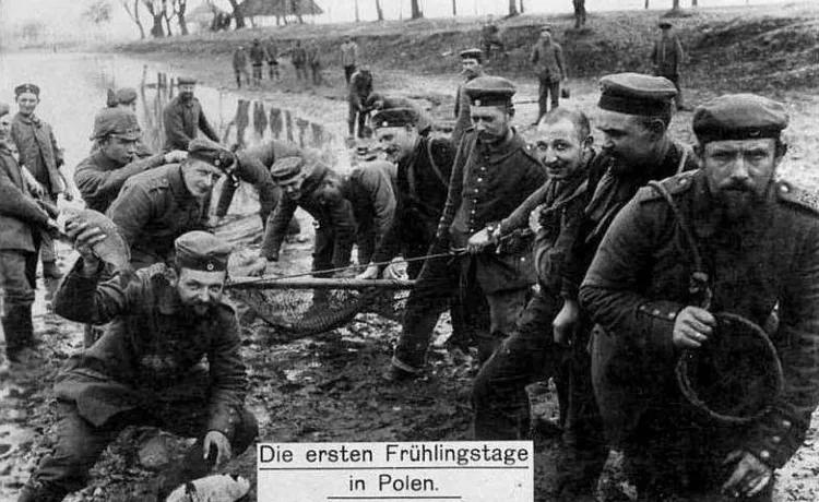 Pierwszy dzień wiosny dla niemieckich żołnierzy na froncie I wojny światowej gdzieś w Polsce.