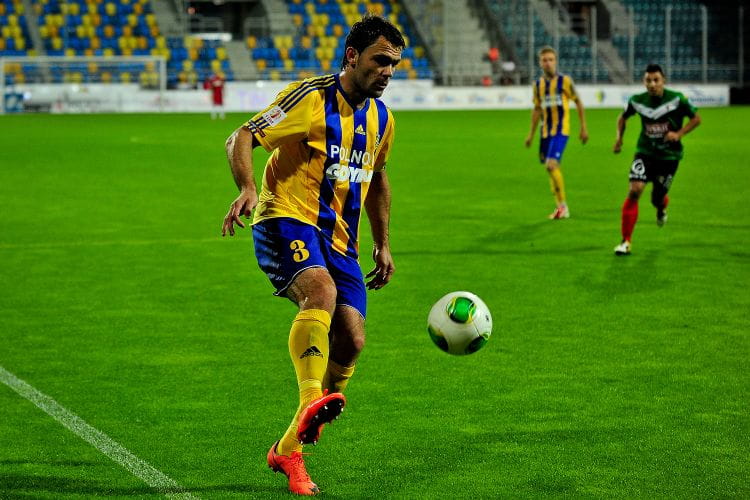 Arka w porównaniu z ostatnim meczem dokonała zmian na czterech pozycjach w "11". M.in. po raz pierwszym w tym sezonie w ekstraklasie zagrał Krzysztof Sobieraj. 