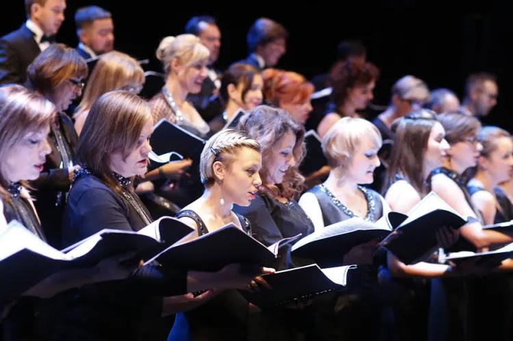 "Słynne chóry oper włoskich" pozwalają nie tylko posłuchać, ale i przyjrzeć się artystom Chóru Opery Bałtyckiej, którzy udowodniają, że na własny koncert w pełni zasługują. 