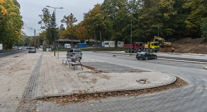 Parking na 60 aut przy Cmentarzu Witomińskim zostanie udostępniony przed 1 listopada. Kierowcy uważają, że jest on za mały, a miasto przekonuje, że tyle miejsc wystarczy.