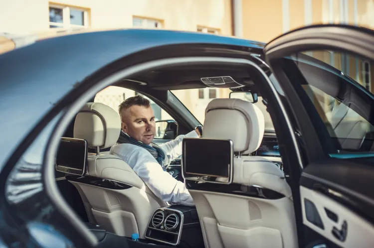 Remigiusz Weber, właściciel firmy Vipstransfer, przewożącej ważnych gości, odwiedzających Trójmiasto. Na zdjęciu w swoim najlepszym samochodzie - limuzynie Mercedes-Benz klasy S. 