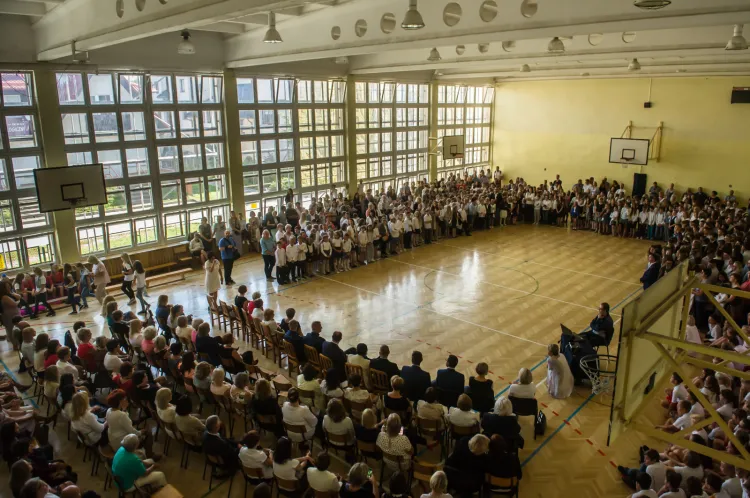 Inauguracja roku szkolnego 2016/2017 w szkole podstawowej nr 81 na Osowej. To jedna z najbardziej z przeludnionych podstawówek w Trójmieście.