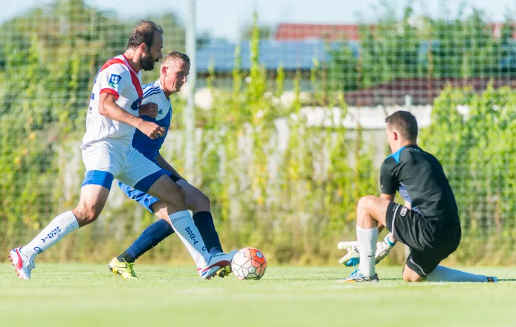 Piotr Ruszkul (biało-niebieski strój) w III lidze musi pauzować jeszcze trzy mecze, ale w rozgrywkach okręgowego Pucharu Polski może zagrać.