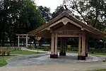 W części japońskiej Parku Oliwskiego pojawił się nowy, drewniany pawilon, drewniana brama ozdobna i kamienna lampa.