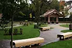 W części japońskiej Parku Oliwskiego pojawił się nowy drewniany pawilon, drewniana brama ozdobna i kamienna lampa.