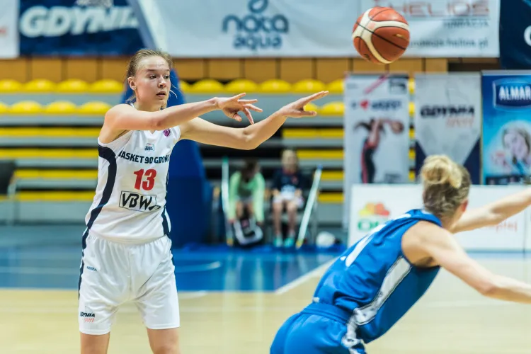 Dominika Miłoszewska była jedną z dwóch koszykarek Basketu 90, którym udało się zakończyć mecz z podwójną zdobyczą punktową. Tak jak ona 10 punktów zdobyła w środę Carolyn Swords.