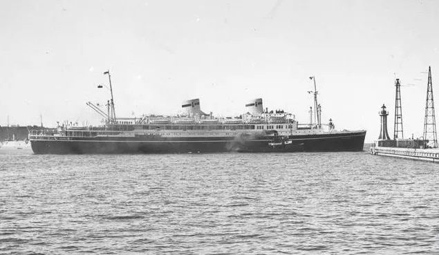 Delegacja rządowa, która w październiku 1936 r. zwiedzała Gdynię, wysłuchała referatów oraz zjadła drugie już tego dnia śniadanie na pokładzie transatlantyku "Batory".