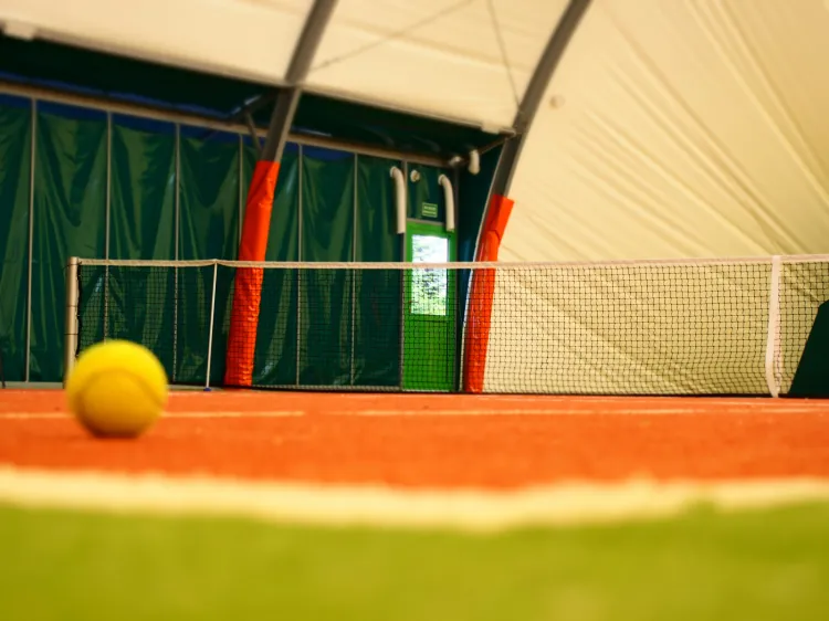 W Trójmieście nie brakuje miejsc, gdzie można pograć w tenisa także jesienią i zimą.