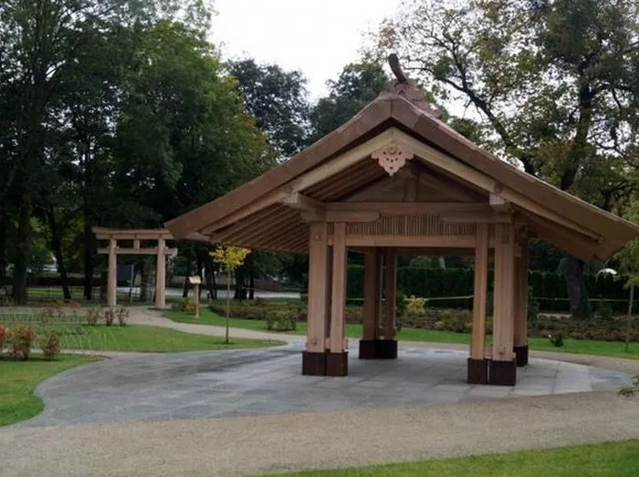 W części japońskiej Parku Oliwskiego pojawił się nowy, drewniany pawilon, drewniana brama ozdobna i kamienna lampa.