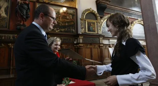 Prezydent Gdańska podczas wręczania nagrody jednemu ze stypendystów.