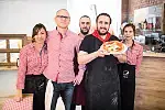 W Pizzeri Francesco pizzę piecze pizzaiolo zdobywający doświadczenie w Neapolu.