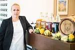  Świnka w trawce pod jabłonką