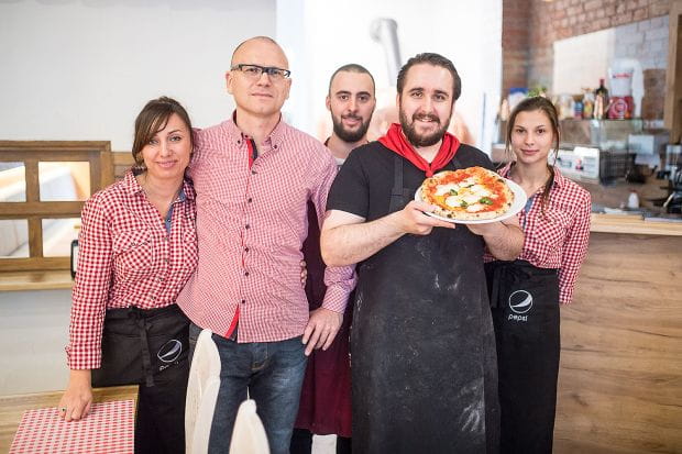 W Pizzeri Francesco pizzę piecze pizzaiolo zdobywający doświadczenie w Neapolu.