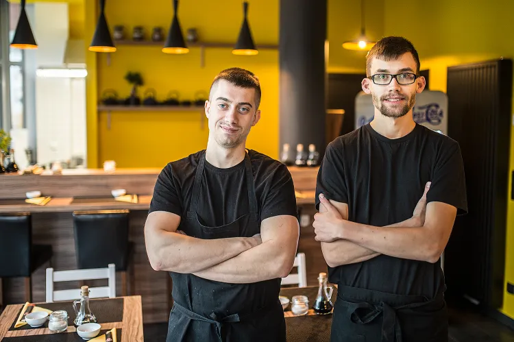 MaMi Sushi otworzyło dwóch sushi masterów - jeden specjalizuje się w klasyce, drugi w fusion.