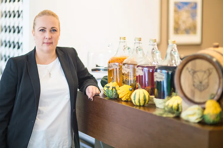  Świnka w trawce pod jabłonką