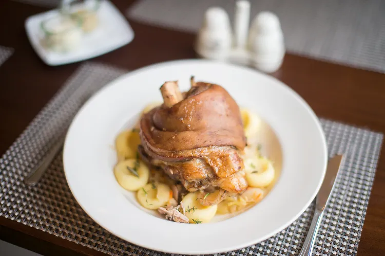 W restauracji Świnka w trawce pod jabłonką zjemy tradycyjną polską kuchnię w nowoczesnym wydaniu.