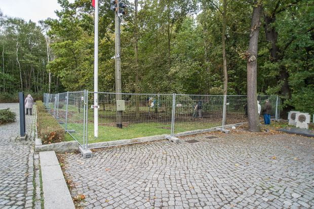 Fundamenty willi oficerskiej znajdują się tuż obok cmentarzyka ze szczątkami westerplatczyków.
