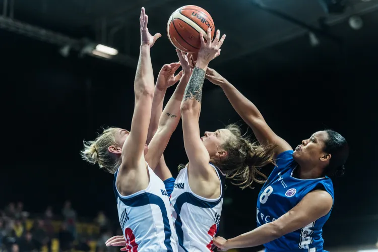Gdyńskie koszykarki nadal nie mogą wyrwać rywalkom zwycięstwa na parkietach Basket Ligi Kobiet.