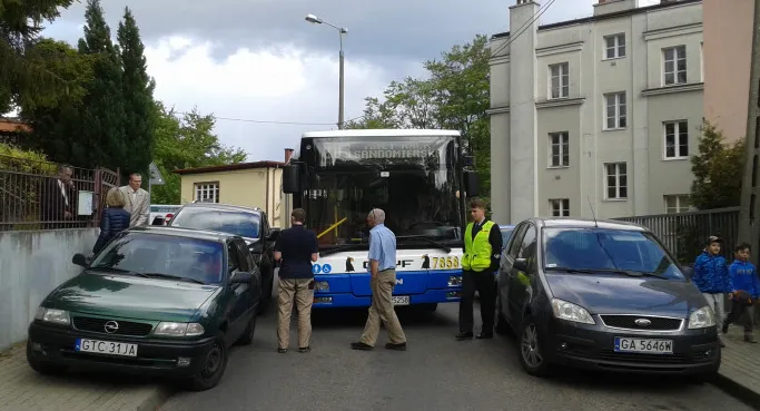 Jednokierunkowe ulice i ograniczenia w parkowaniu pomagają m.in. w płynnej jeździe autobusów. Na zdjęciu Tatrzańska w maju, podczas uroczystości komunijnych, gdy ulica została zablokowana.