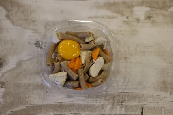 Posiłek dla psa w Bliżej kosztuje 10 zł i składa się z makaronu, kurczaka, jajka i marchewki.