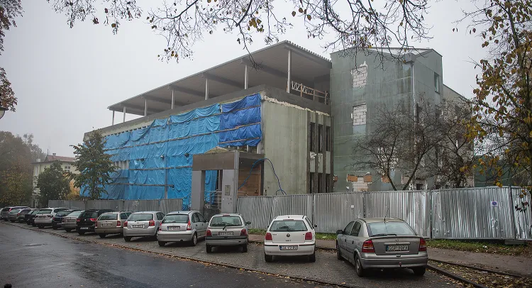 W Sopocie trwają prace budowlane, po których budynek biurowy zmieni się w hotel.