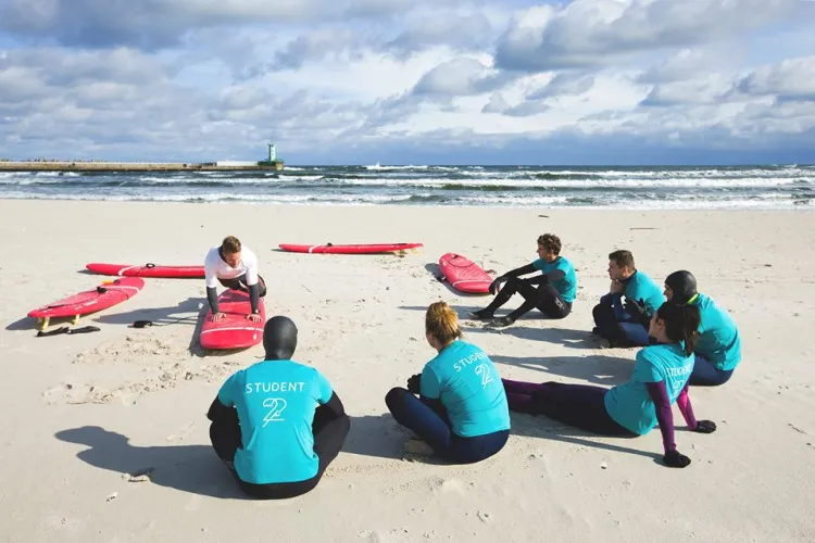 Pływanie po Bałtyku zimą i jesienią chwyciło. Gdańscy surferzy prowadzą szkolenia już nie tylko w sezonie letnim.