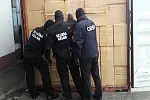 Celnicy i policjanci z CBŚP nielegalne papierosy znaleźli w kontenerze, który do Gdańska przypłynął z Singapuru.