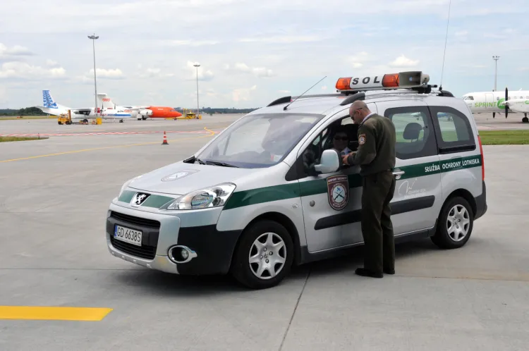 Wkrótce z gdańskiego lotniska może zniknąć nawet 100 spośród 150 pracowników Służby Ochrony Lotniska. Zastąpią ich celnicy.
