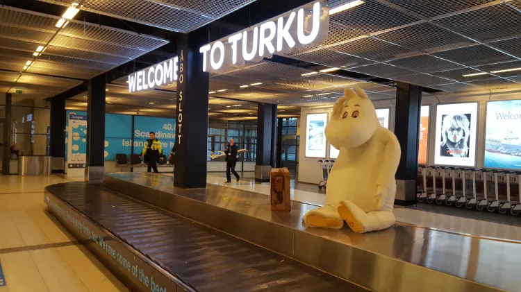 Podróżnych na lotnisku w Turku wita jeden z symboli tego kraju - Muminek.