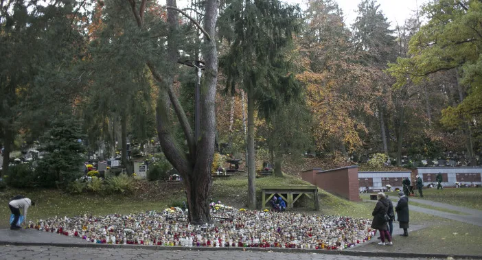 Do pomnika będzie łatwo trafić. Znajdzie się obok krzyża przy centralnej alei cmentarza na Srebrzysku, gdzie na początku listopada płoną setki zniczy.