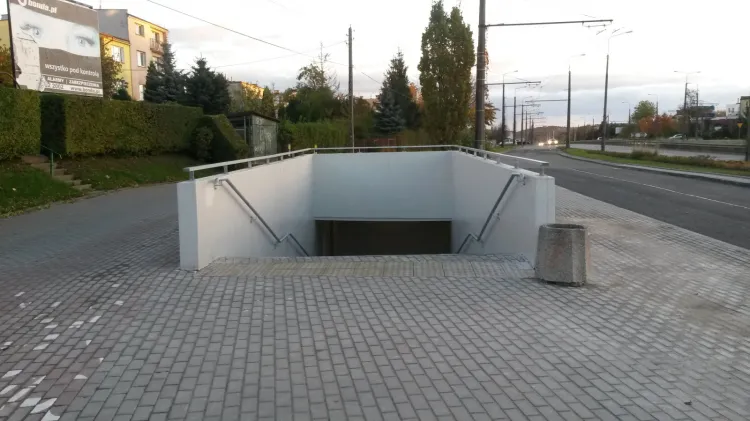 Wejście do tunelu pod ul. Wielkopolską. Niepełnosprawny się tu nie dostanie, a kierowcy niewiele dzięki temu zyskują, bo 300 metrów dalej i tak stoją na światłach.