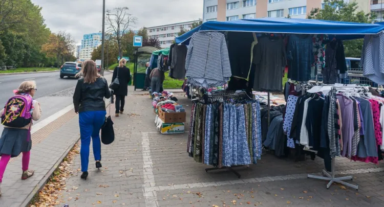 W ciągu dnia na terenie działki znajdują się kramy z owocami, warzywami, a nawet ubraniami. Asortyment zmienia się w zależności od dzierżawców.