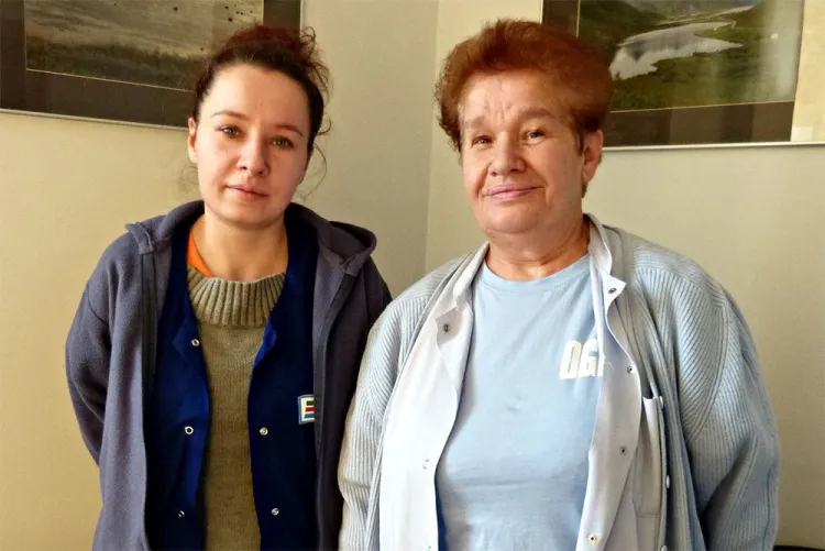 Barbara Dzielska i Marta Jurewicz na co dzień pracują na stanowisku gońca, jednak dzięki dodatkowym szkoleniom i ukończonemu kursowi zdobyły kwalifikacje sanitariusza. 