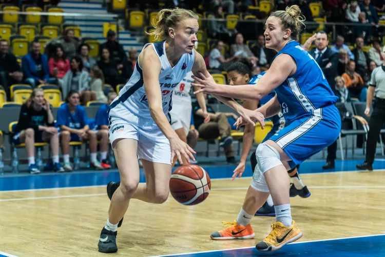 Dominika Miłoszewska i jej koleżanki z Basketu 90 w sobotę powinny wreszcie wygrać w tym sezonie Basket Ligi Kobiet.