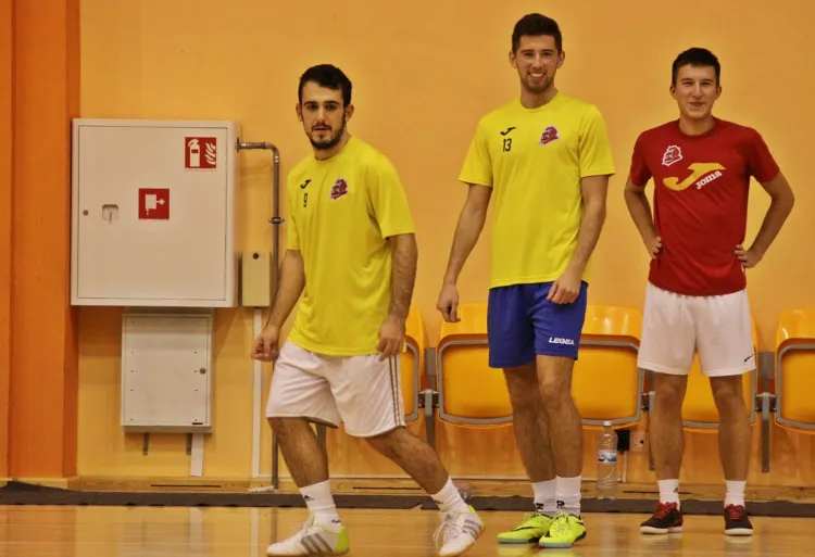 Łukasz Szmydki (w środku) skompletował hat-tricka dla Futsal Politechniki w sobotnim meczu z Mieszkiem Gniezno.