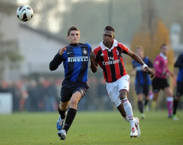 Andrea Pinton (z lewej) podczas młodzieżowych derbów Mediolaniu pomiędzy Interem a AC Milan.