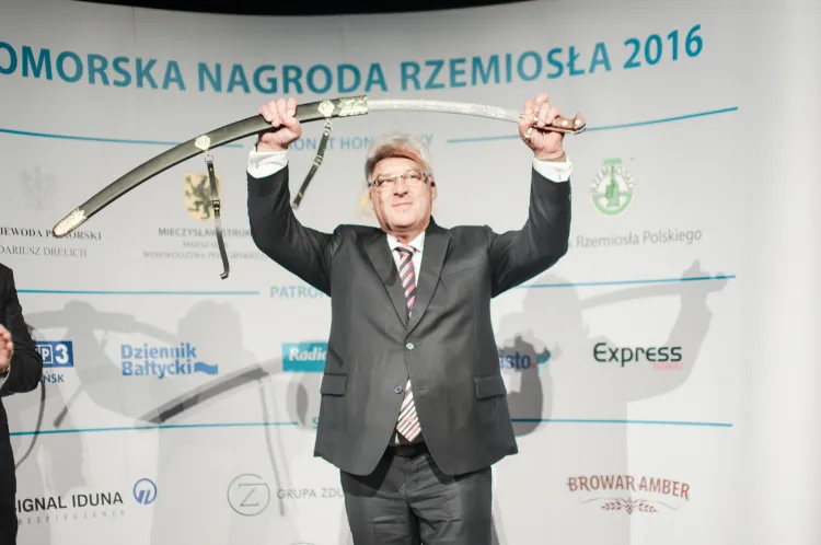 Rozstrzygnięcie konkursu "Pomorska Nagroda Rzemiosła" i uroczysta gala odbyły się w Teatrze Wybrzeże. Na zdjęciu Zbigniew Stencel z Szablą Kilińskiego. 