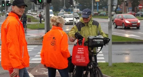 W trzy wrześniowe piątki, jadący do pracy lub szkoły gdańscy rowerzyści mogą się natknąć na znaną osobę, wręczającą drobne upominki.