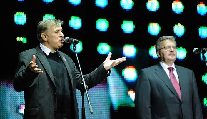 Maciej Zięba podczas koncertu "Twój Anioł wolność ma na imię", który miał być jego wielkim sukcesem, a który przyczynił się do jego odejścia z ECS.